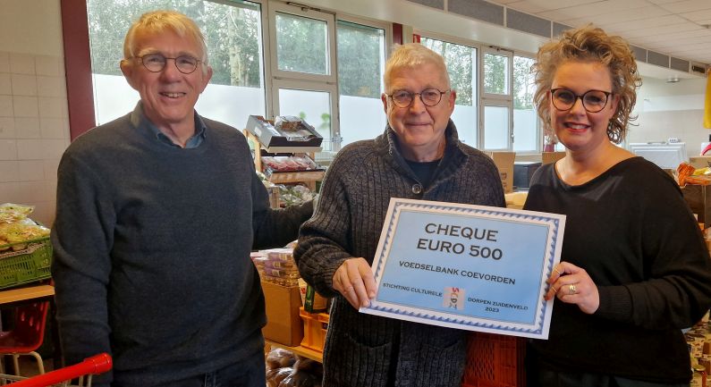 Cheuque van € 500,00 van St. Culturele Dorpen Zuidenveld