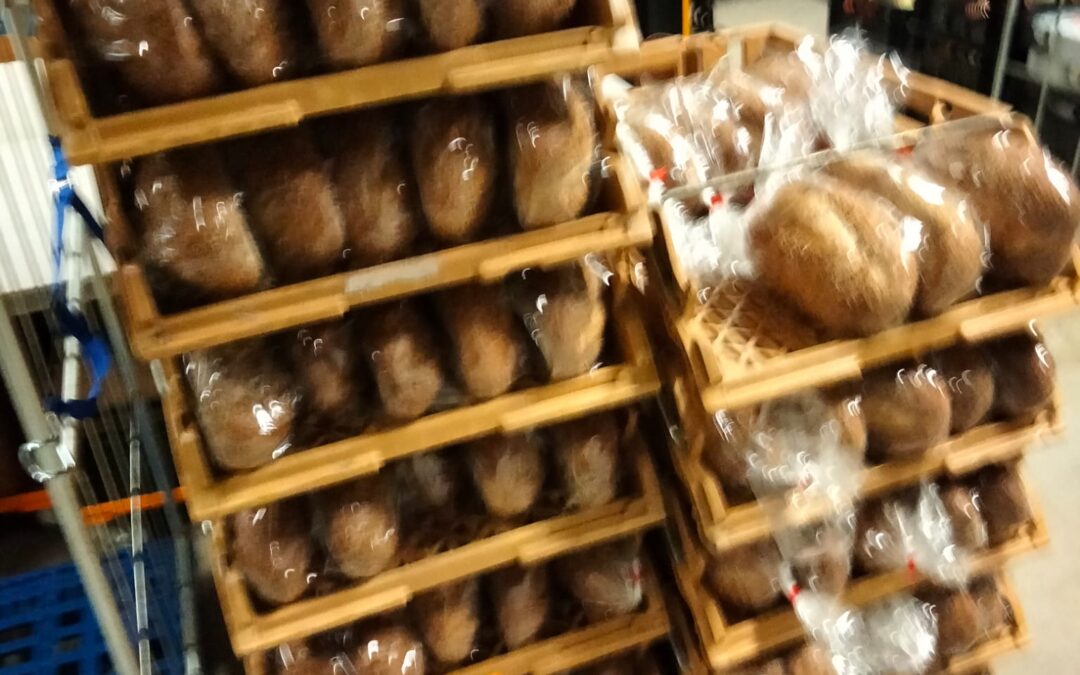 Dirk supermarkt Emmen schenkt ons 148 vers gebakken broden!