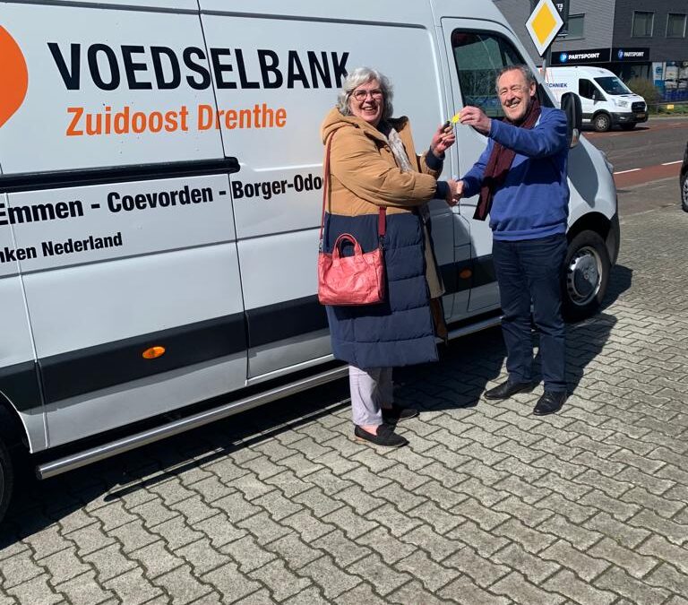 OVERDRACHT VAN BUS AAN VOEDSELBANK STADSWOLDE